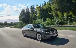 Cars wallpapers BMW 530e (Sophisto Grey Metallic) - 2023