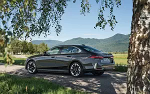 Cars wallpapers BMW 530e (Sophisto Grey Metallic) - 2023