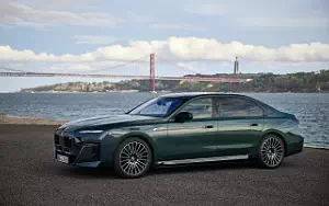Cars wallpapers BMW i7 M70 xDrive (Aurora Diamond Green) - 2023