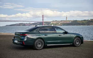 Cars wallpapers BMW i7 M70 xDrive (Aurora Diamond Green) - 2023