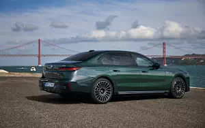 Cars wallpapers BMW i7 M70 xDrive (Aurora Diamond Green) - 2023