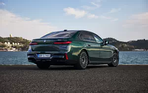 Cars wallpapers BMW i7 M70 xDrive (Aurora Diamond Green) - 2023