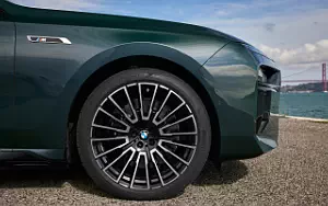 Cars wallpapers BMW i7 M70 xDrive (Aurora Diamond Green) - 2023